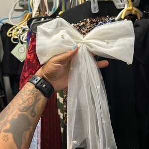 Elegant White Bow Hair Accessory